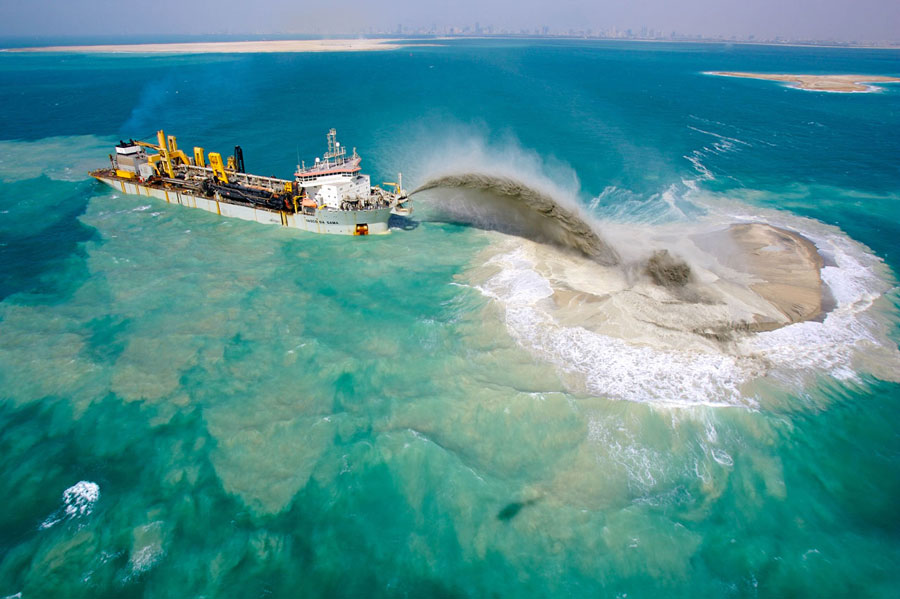1-ɳе鵵-2Sand-fill-was-poured-onto-the-deep-seabed-for-create-Palm-Jumeirah.jpg